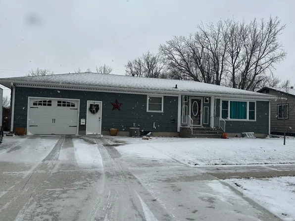 916 9th St SW, Huron, SD 57350