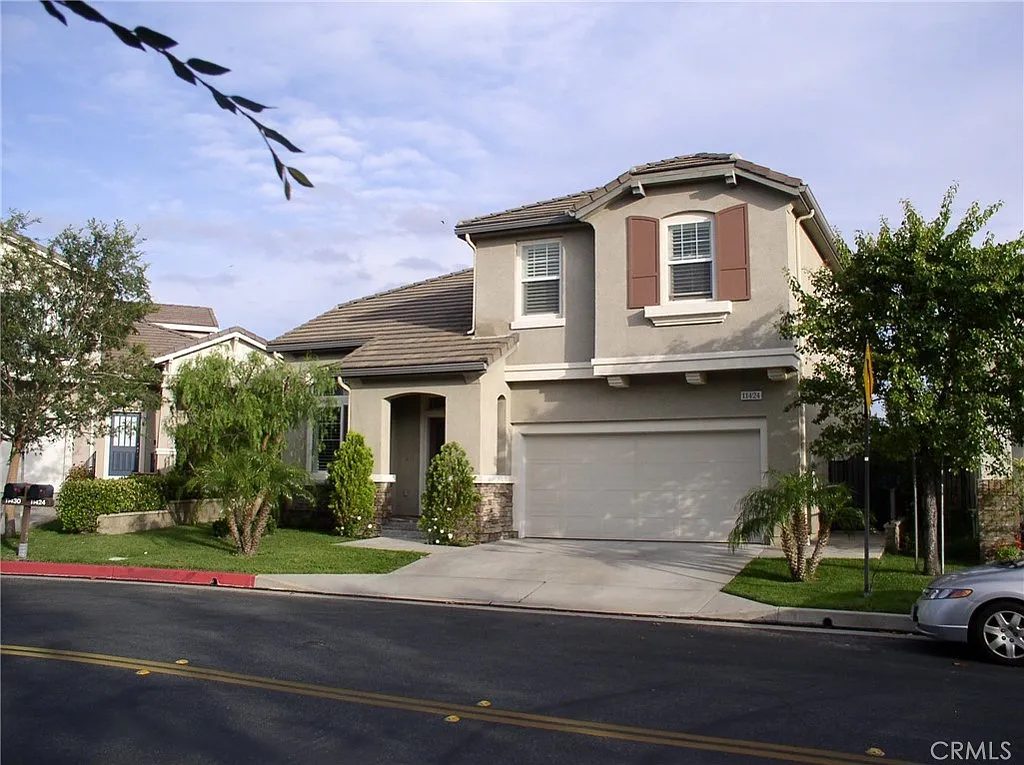 4 bed, 2333 sqft, $5,450 — Photo 1
