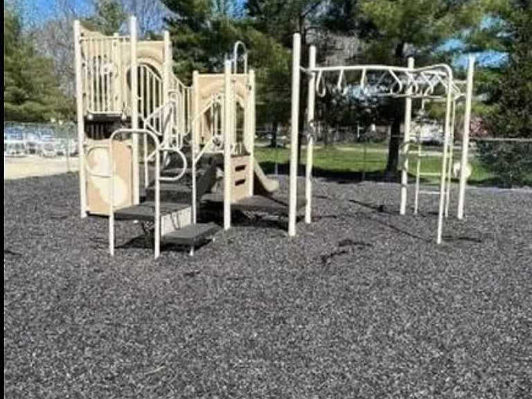 3 Fisher Dr — Photo 2