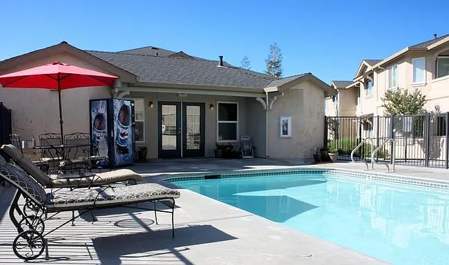 Yosemite Terrace Apartments — Photo 8