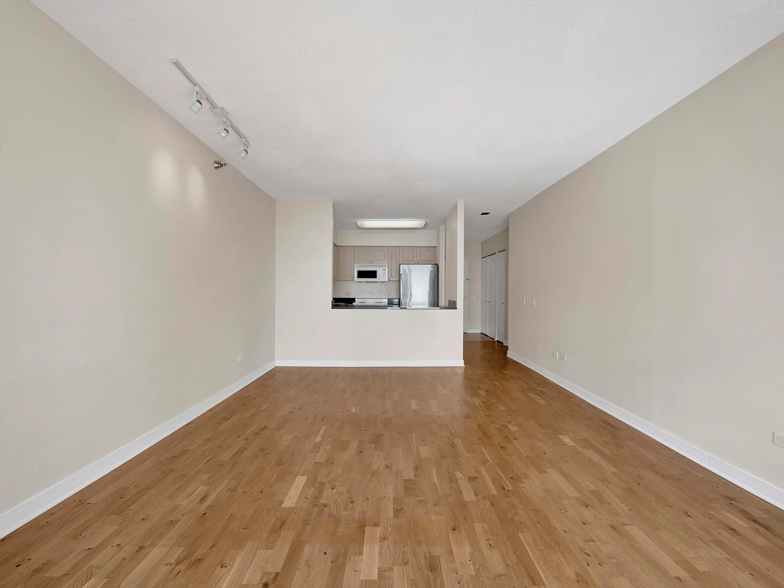 512 N McClurg Ct — Photo 4