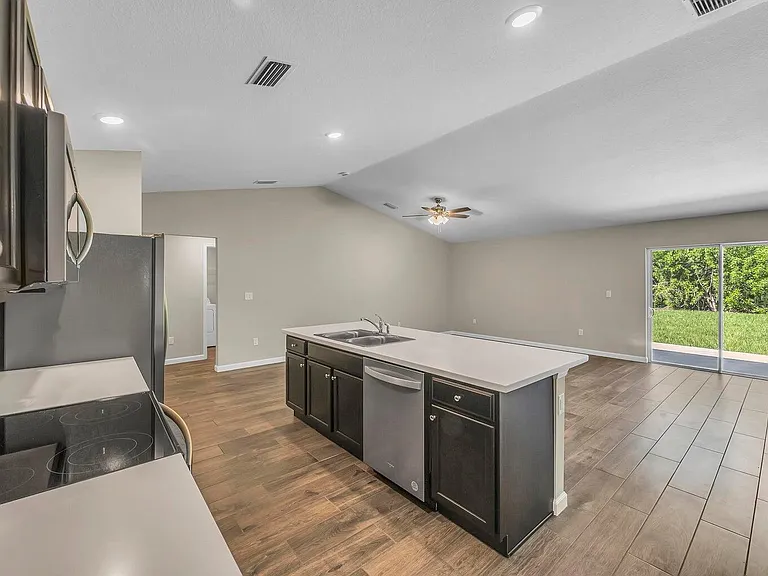 574 NW Bayshore Blvd — Photo 17