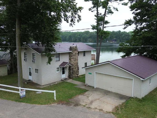 141 S Beechwood Dr, Stanton, MI 48888