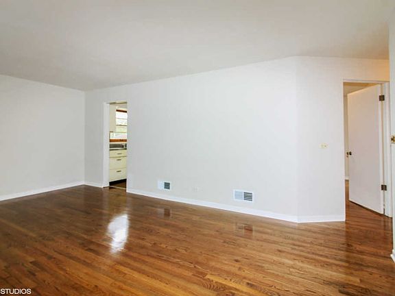 5th image of 419 W Elm St