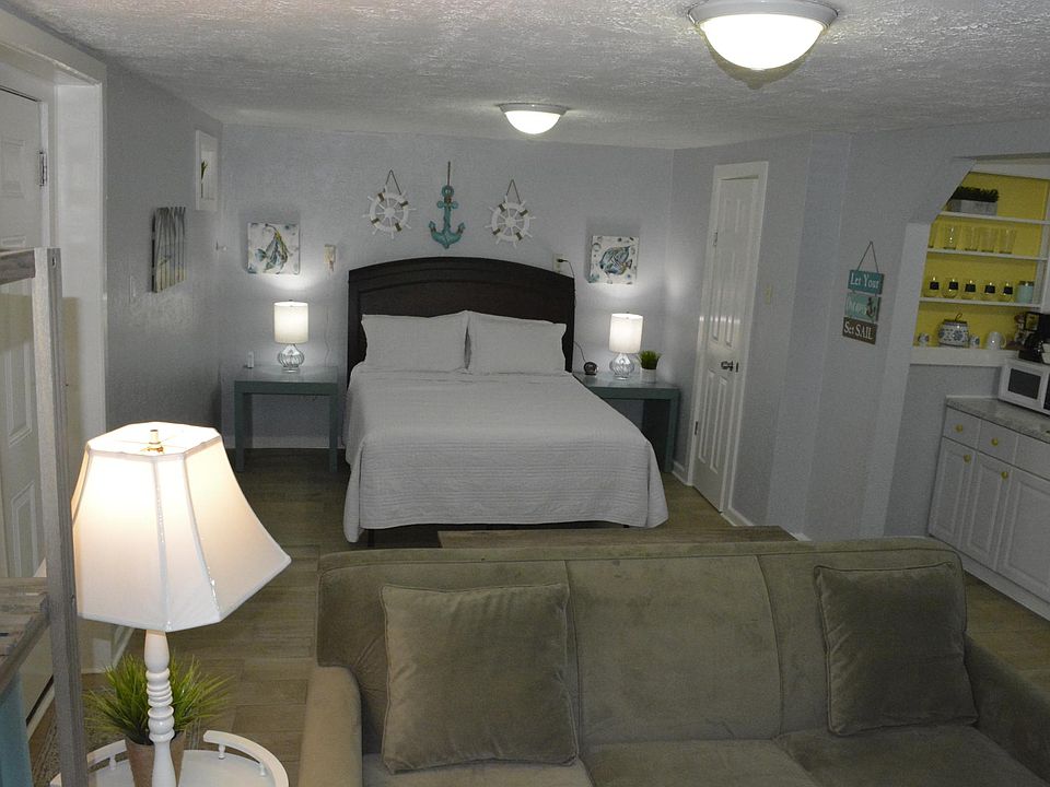 Studio apartment with queen size bed, fully stocked kitchen and comfy sofa for watching the smart TV.