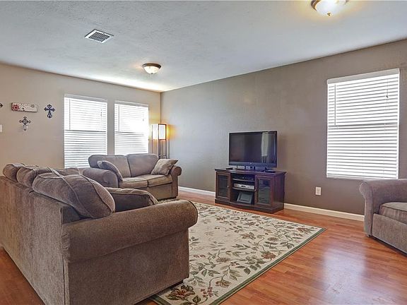 3rd image of 1406 Windward Ln