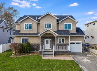 2 Crescent Dr, Old Bethpage, NY 11804