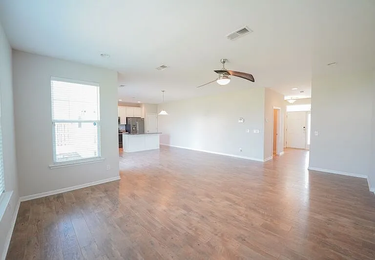 215 Shelton St — Photo 5