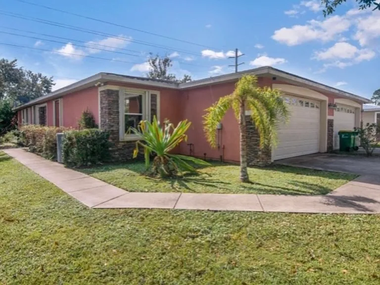 2433 Delys St — Photo 1