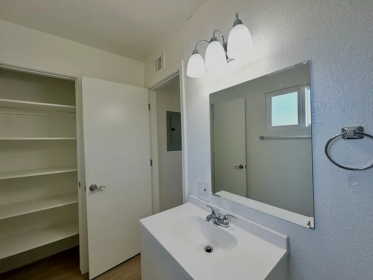 4424 Bellevue Newly Renovated Apartments with All Appliances Included! — Photo 27