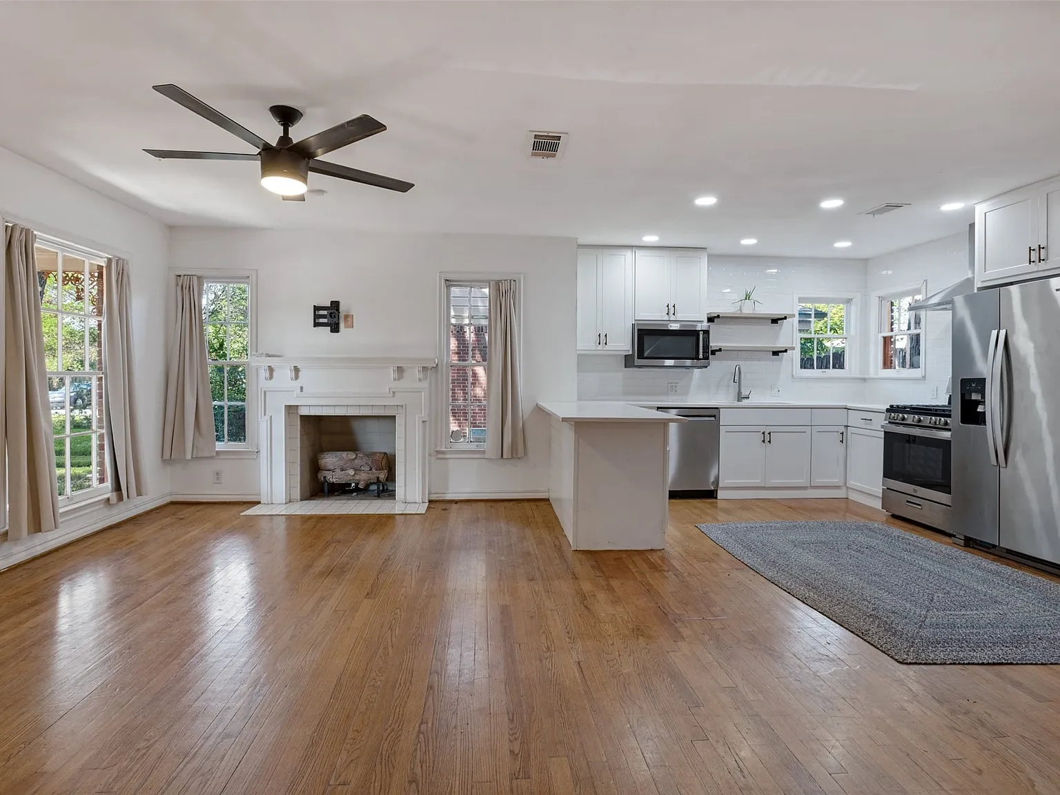 3 bed, 2.0 bath, 1392 sqft, $2,700 — Photo 3