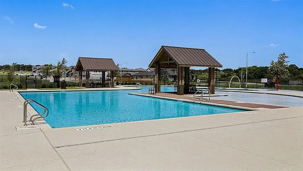 3 bed, 1375 sqft, $2,200 — Photo 4