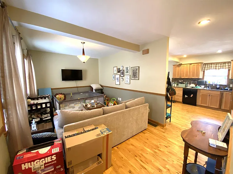 44 Warren St — Photo 3