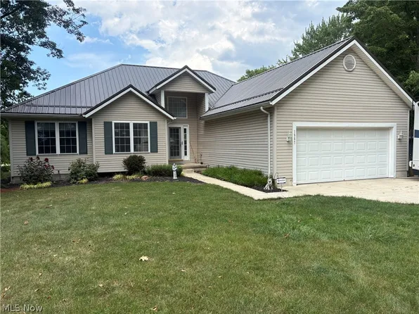 1557 Lake Crest Dr, Rock Creek, OH 44084
