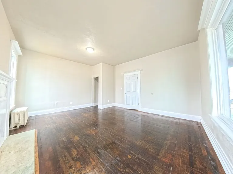 511 W State St — Photo 18
