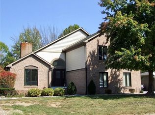 958 Crystal Lake Ct, Greenwood, IN