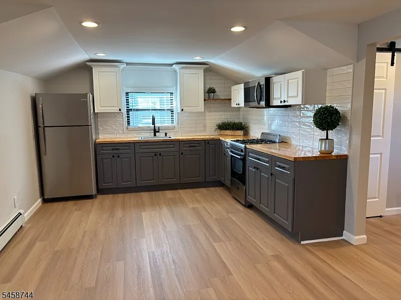 1 bed, 1.0 bath, $2,000 — Photo 3