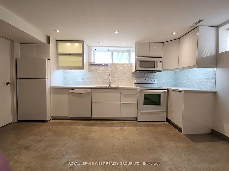 221 Thirtieth St #BASEMENT — Photo 5