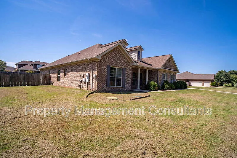 4 bed, 3.0 bath, 2672 sqft, $2,500 — Photo 2