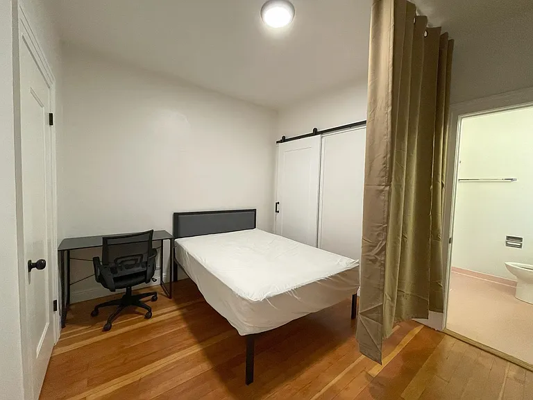 College Ave Apartment for Rent — Photo 8