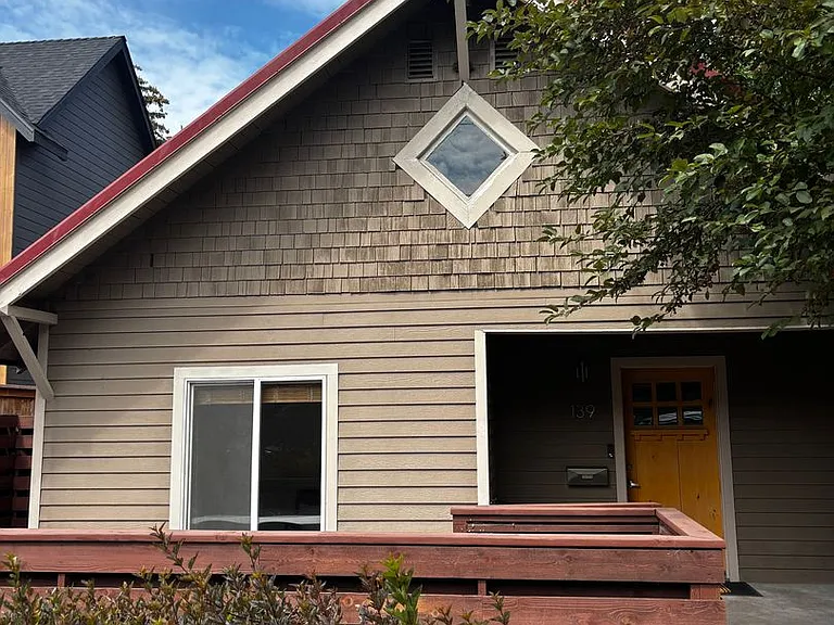 139 NW Broadway St — Photo 27