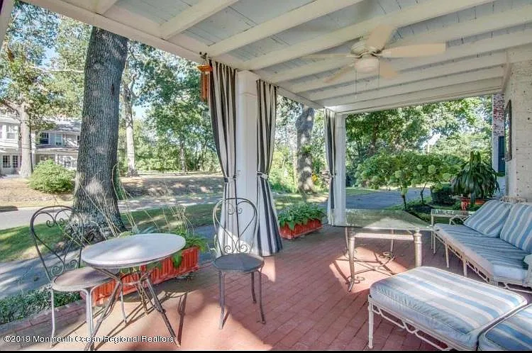 102 Lake Dr — Photo 3