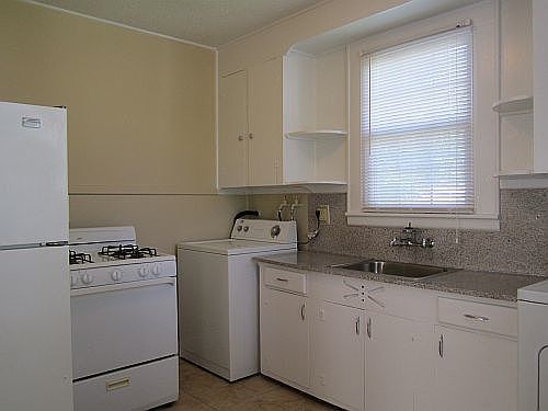 Kitchen with Washer/Dryer