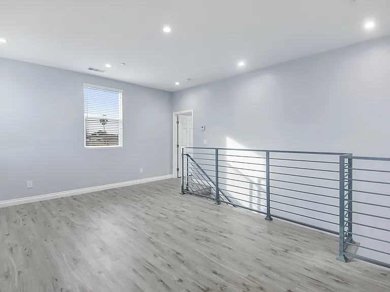 513 S Oak St — Photo 5