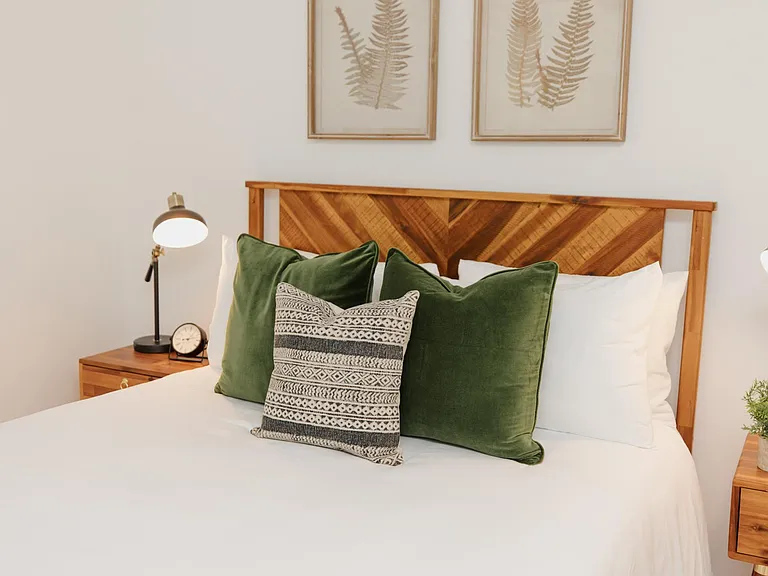 Bedroom 3 w/Queen Bed & TV