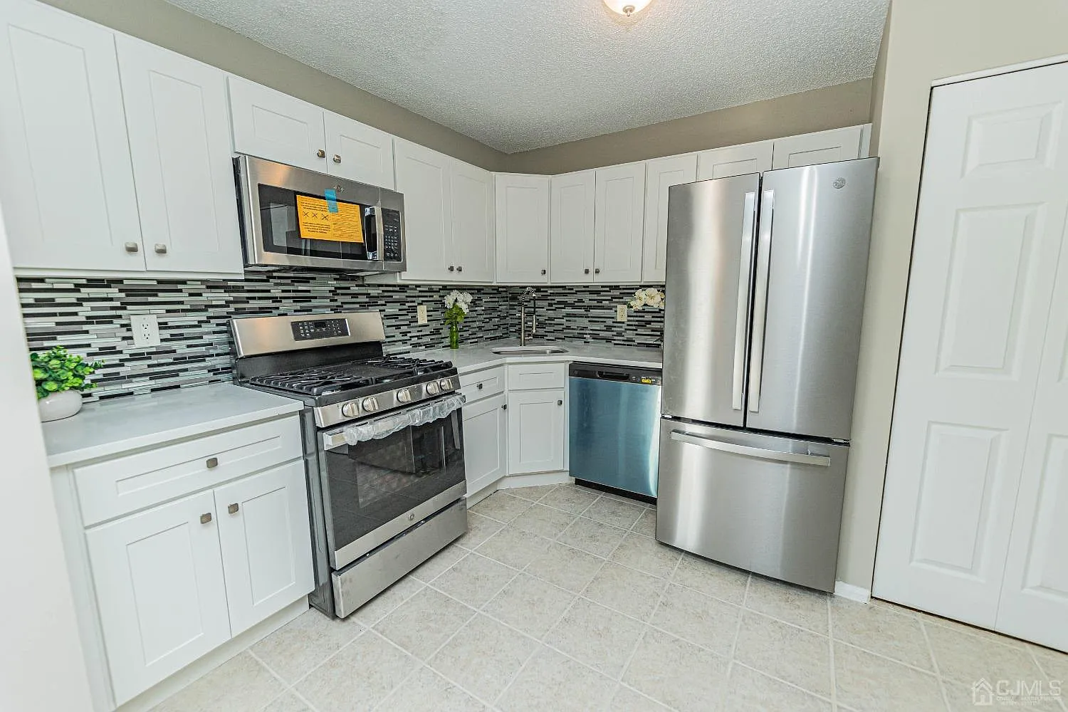2 bed, 1.0 bath, $2,450 — Photo 2
