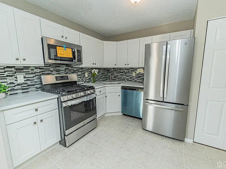 142 Darwin Ln — Photo 2