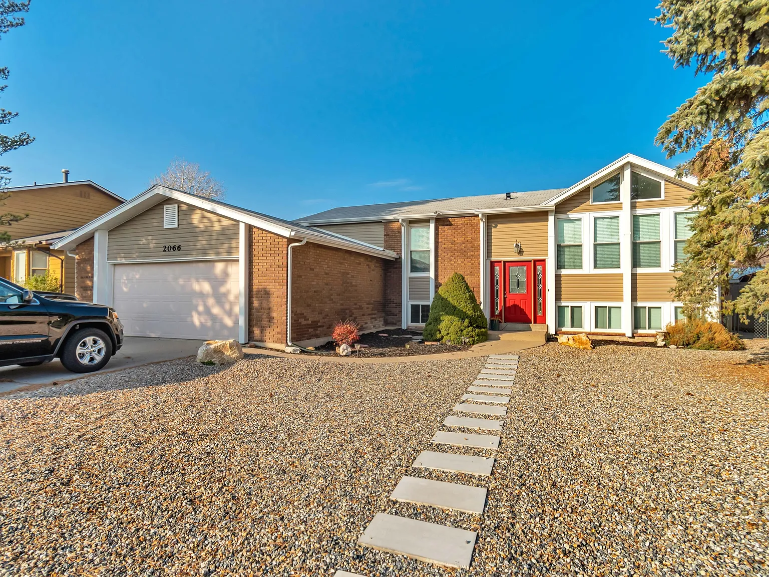 2066 W Quailstone Drive - 2-Dow... — Photo 2