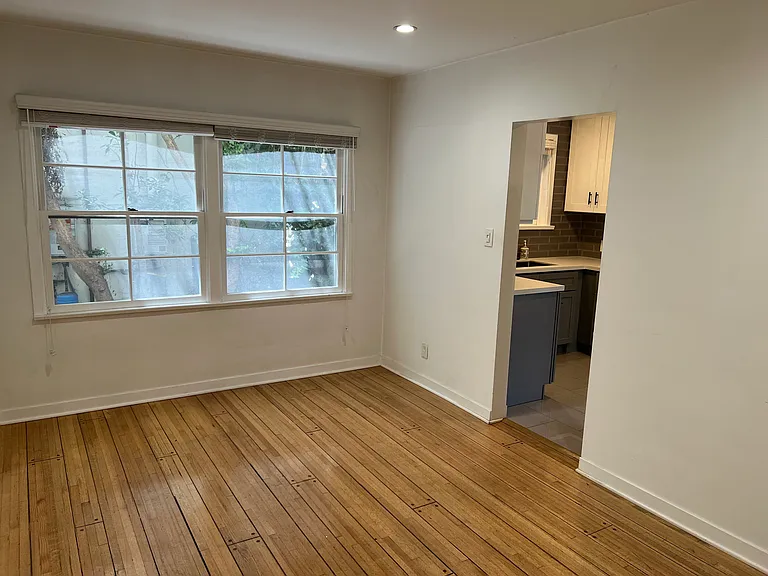 263 S Spalding Dr — Photo 2