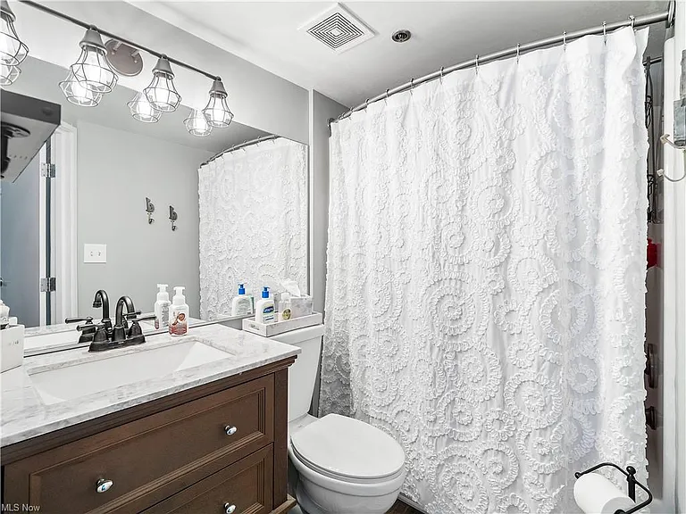 1133 W 9th St #502 — Photo 24