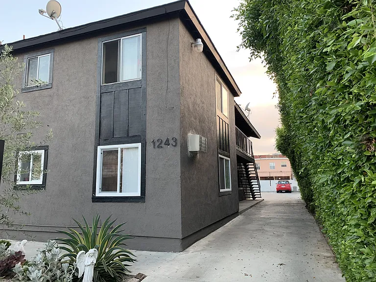 1243 Fedora St — Photo 13