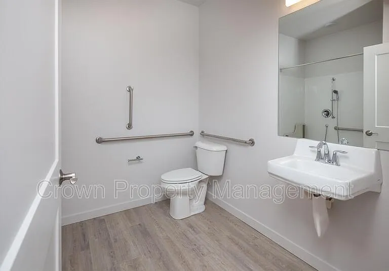 207 Sawyer Ln #D — Photo 8