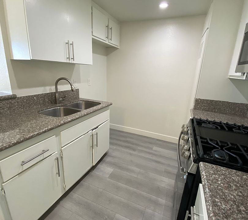 1st image of 1224 S Kenmore Ave APT 10