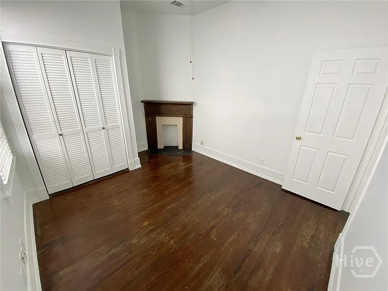 506 E York St — Photo 15