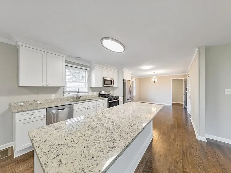 909 Rosedale Dr — Photo 9