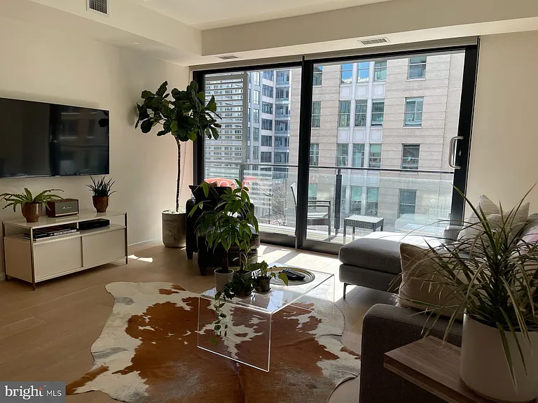 925 H St NW #409 — Photo 16