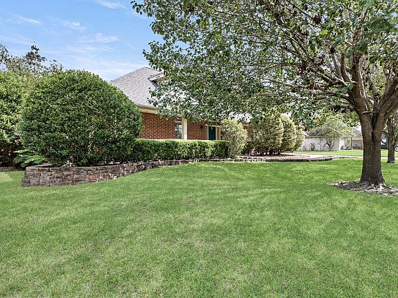 3rd image of 128 Greenleaf Dr