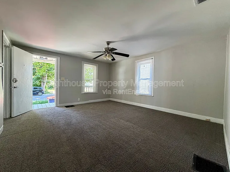 1011 Quarry Ave NW — Photo 8