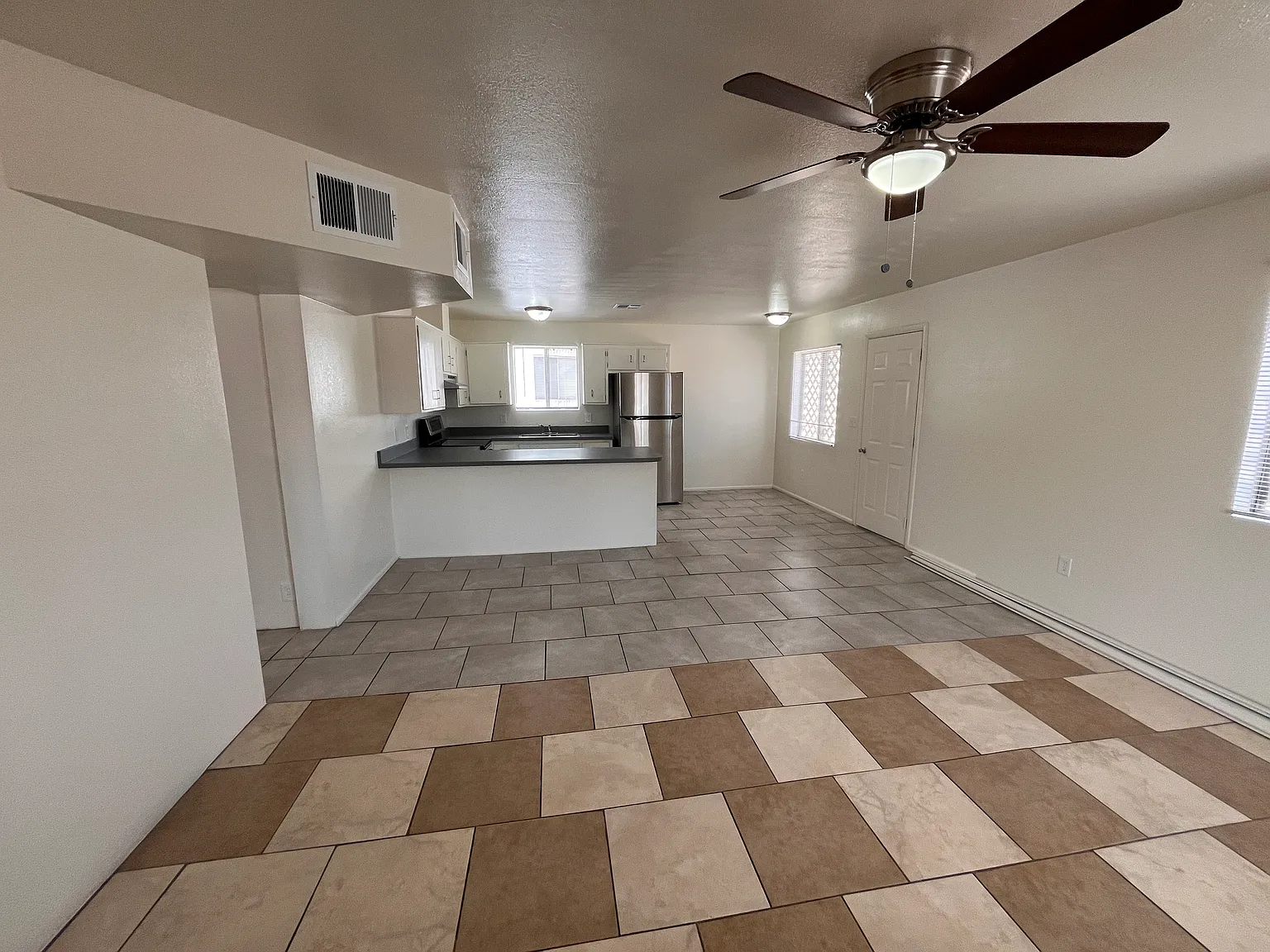 4 bed, 1100 sqft, $1,275 — Photo 4