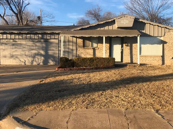 809 NW 17th St, Moore, OK 73160