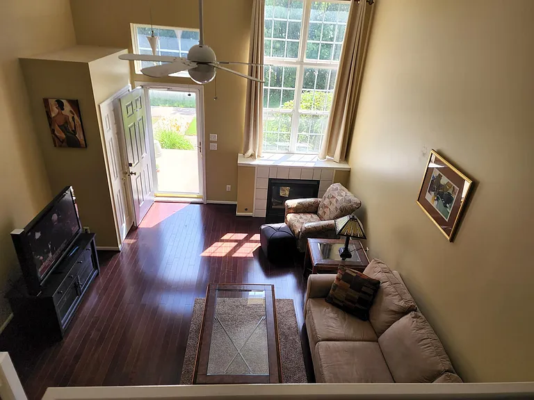 1869 Lindsay Ln — Photo 3