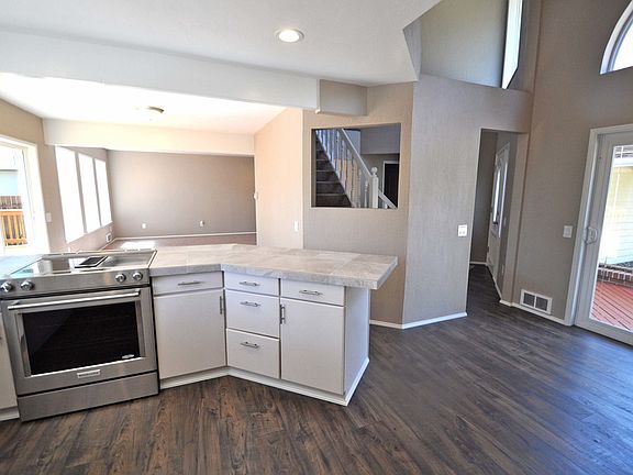 3rd image of 31 E Rockwood Dr