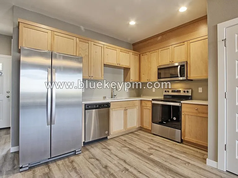 2713 Broadway — Photo 5