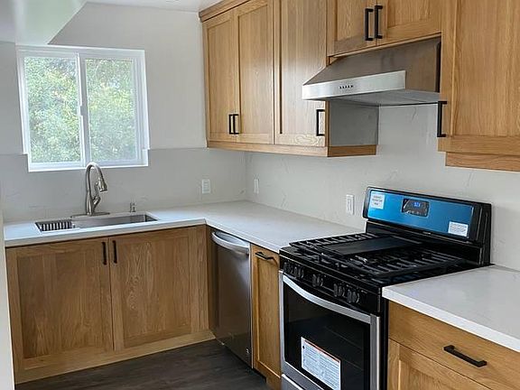 2nd image of 2528 Manhattan Ave #B
