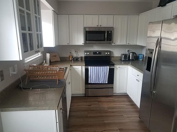 plenty of counter/cabinet space