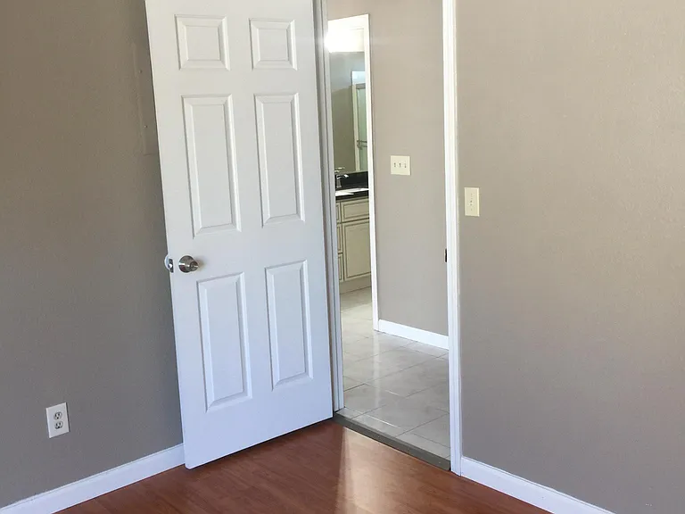 640 E 8th St #204 — Photo 14